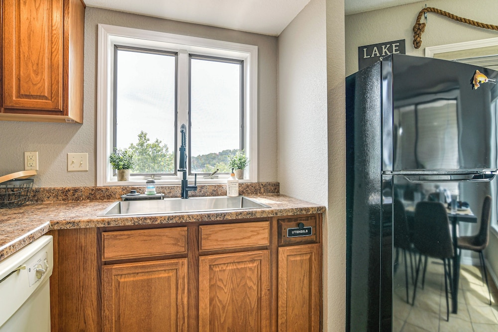 Table Rock Lake Retreat: Steps to Water & Pools!