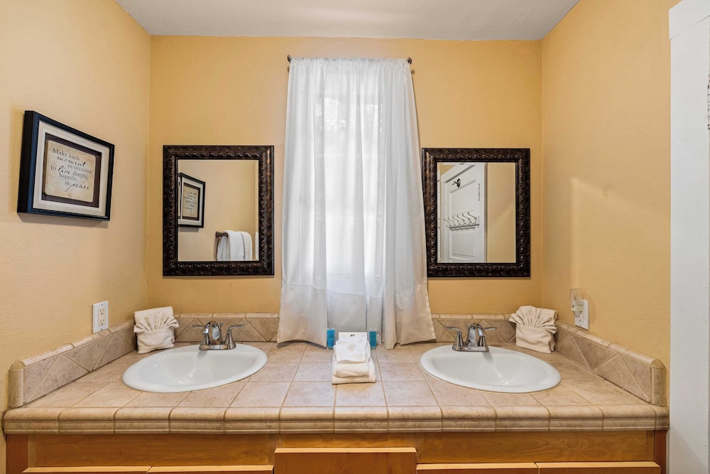 Dandelion by Avantstay Pool, 0.2mi to Downtown!