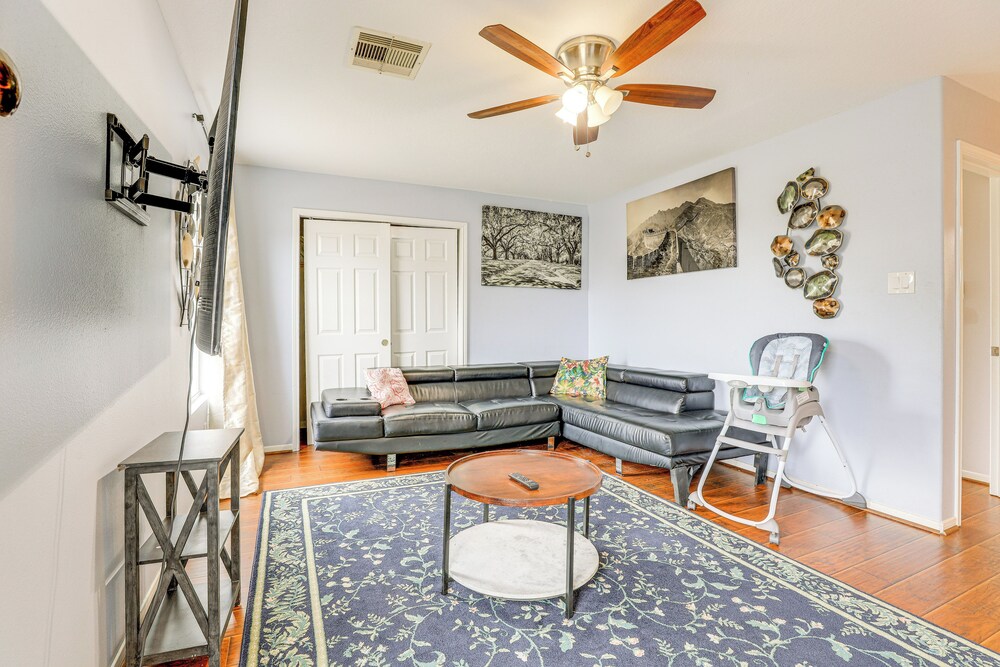 Covered Patio & Yard: Family Home in Katy
