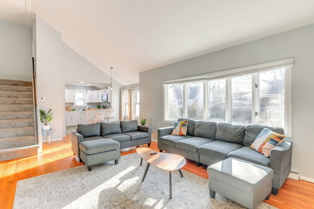 3 Mi to Dtwn: Home w/ Yard in Newark