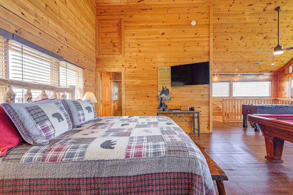 Sensational Sunset! Sevierville Home w/ Hot Tub view 3