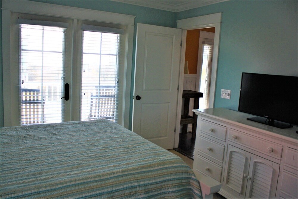 Beach Crew 4 Bedroom Home by RedAwning