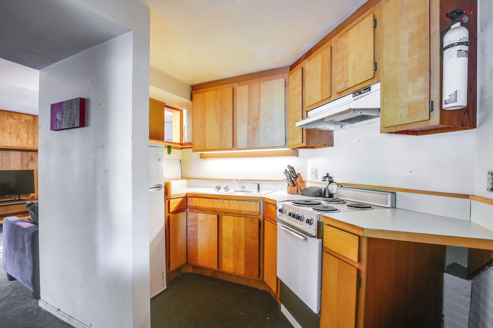 Centrally Located Eugene Apt < Half-mi to UO! view 4