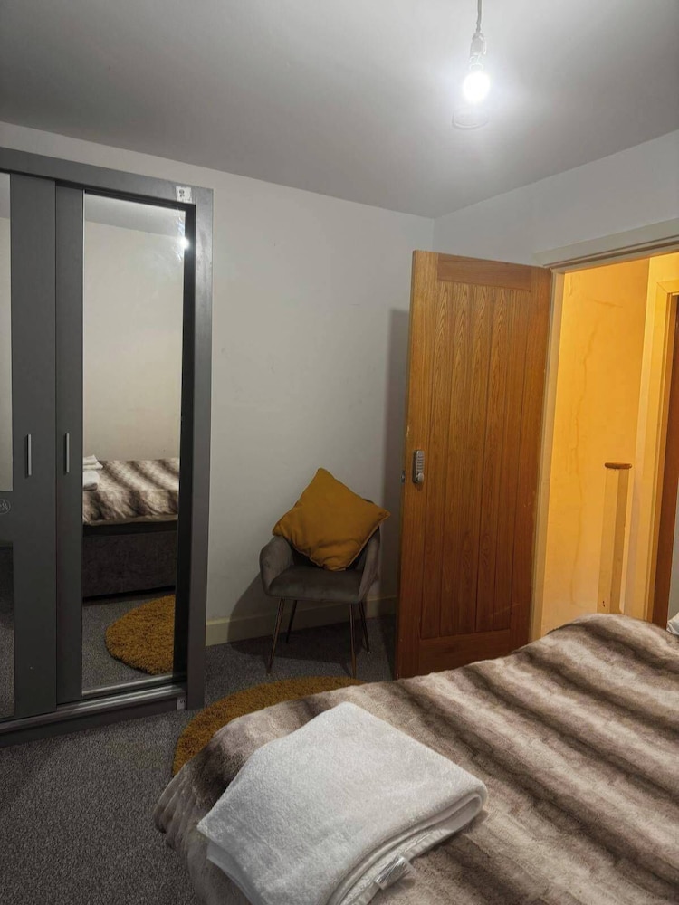 Cosy Central Home - Sleeps 5, Free Parking & Patio