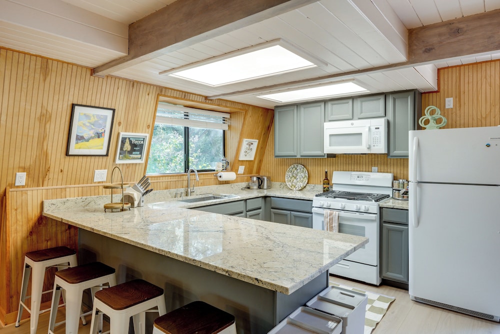 Walk to Village: Cozy Cabin in Pine Mountain Club!