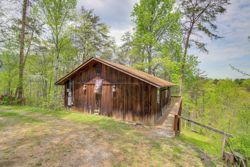 9 Mi to Dollywood: Pet-friendly Smoky Mtn Cabin! view 5