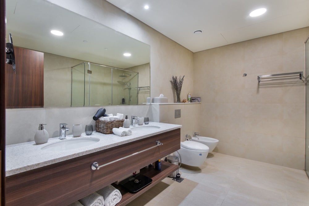 Maison Privee - Chic Coastal Escape w/ Sea Views on Palm Entry