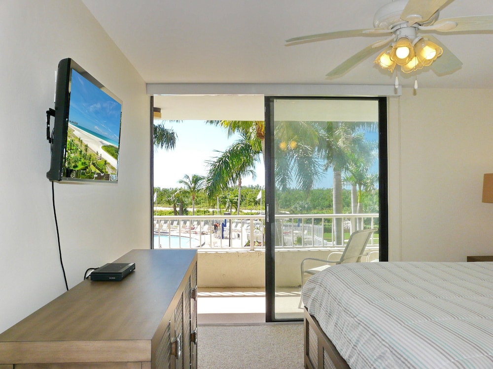 Ideal Beachfront Condo With Pool and two Balconies view 5
