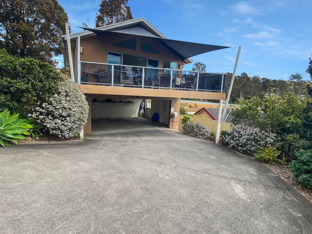 Beachside Retreat With Garage Parking