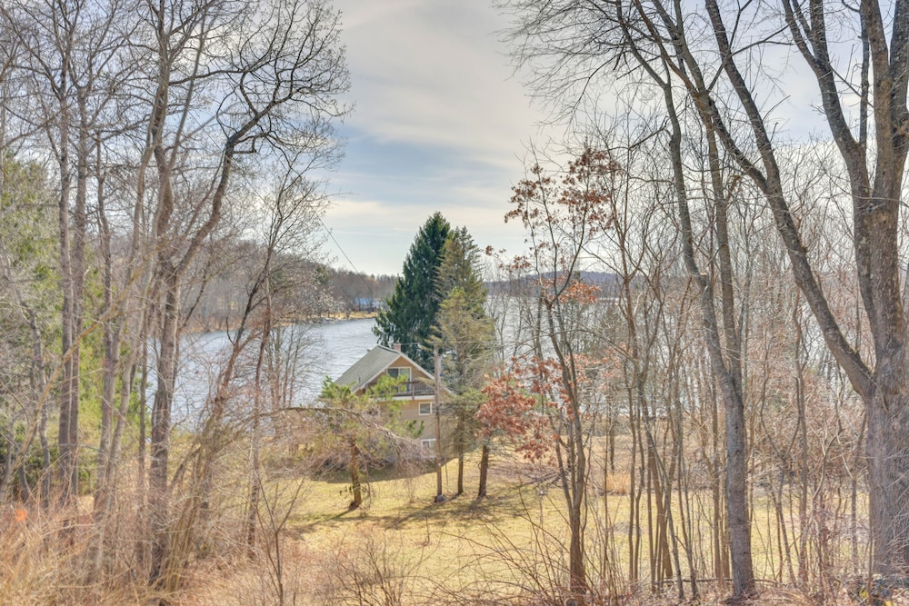 1 Mi to Lake Henry: Peaceful Poconos Cabin!