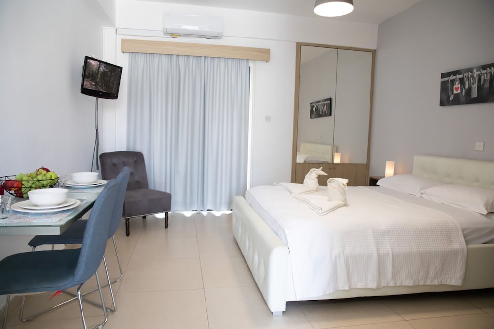 Valentina Coastal Suites in Central Paphos 3