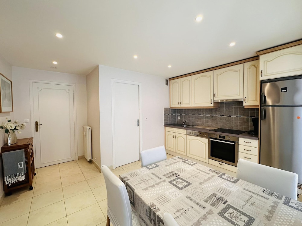 Two Bed Apt in the Center of Cannes - 2229