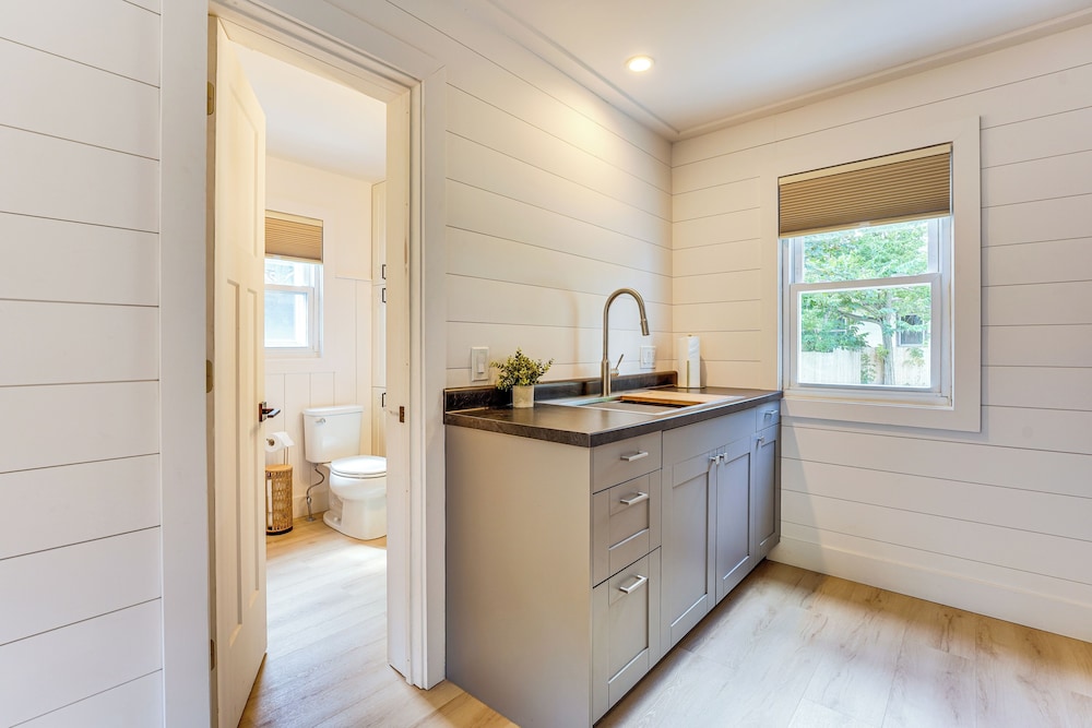 3 Mi to Michigan State: Tiny Home w/ Deck!