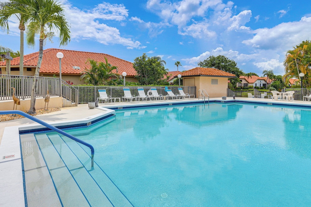 8 Mi to Stuart Beach: Home w/ Pool Access!