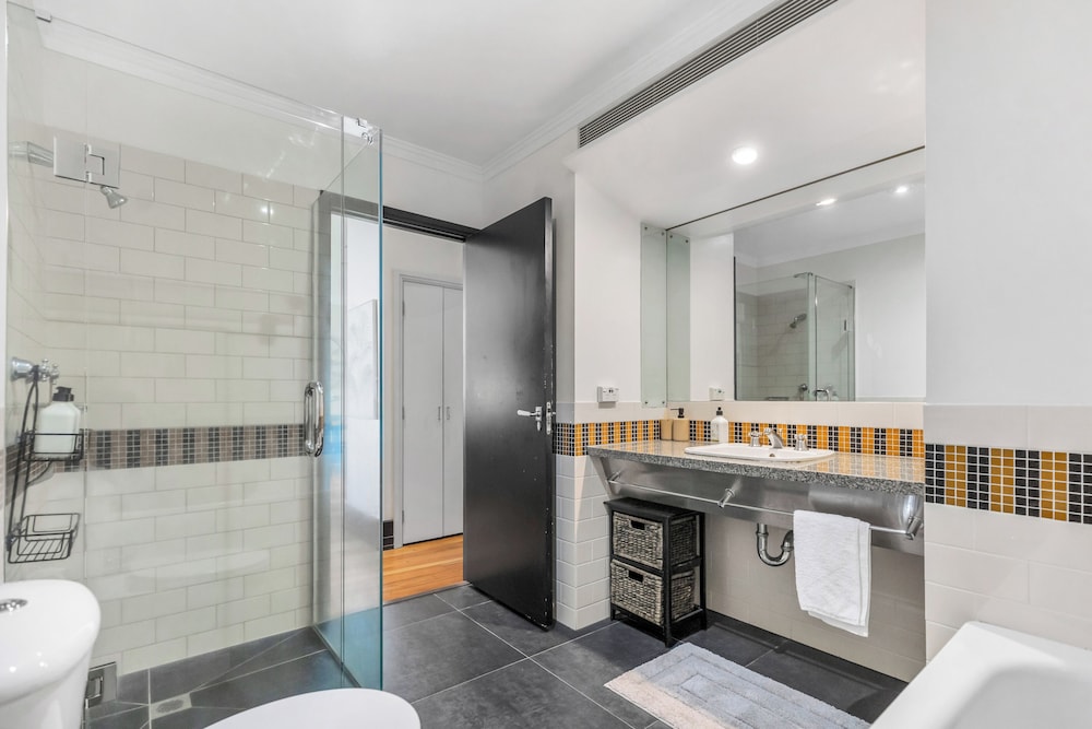 Spacious 2BR in CBD Pool Gym Parking Zodiak Stays