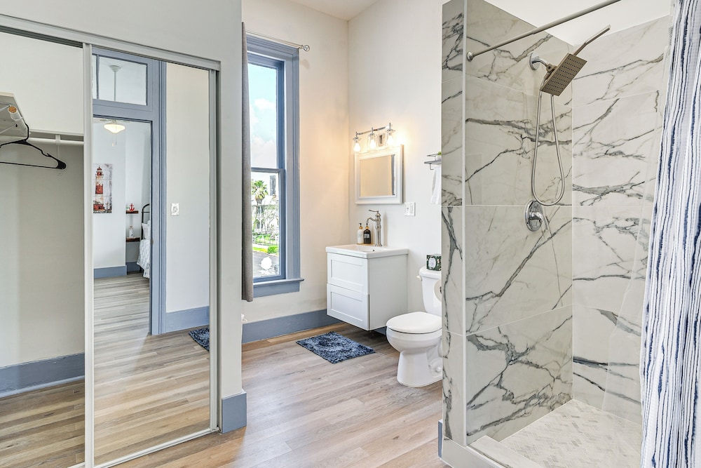 1 Mi to Beach: Historic Retreat in Galveston