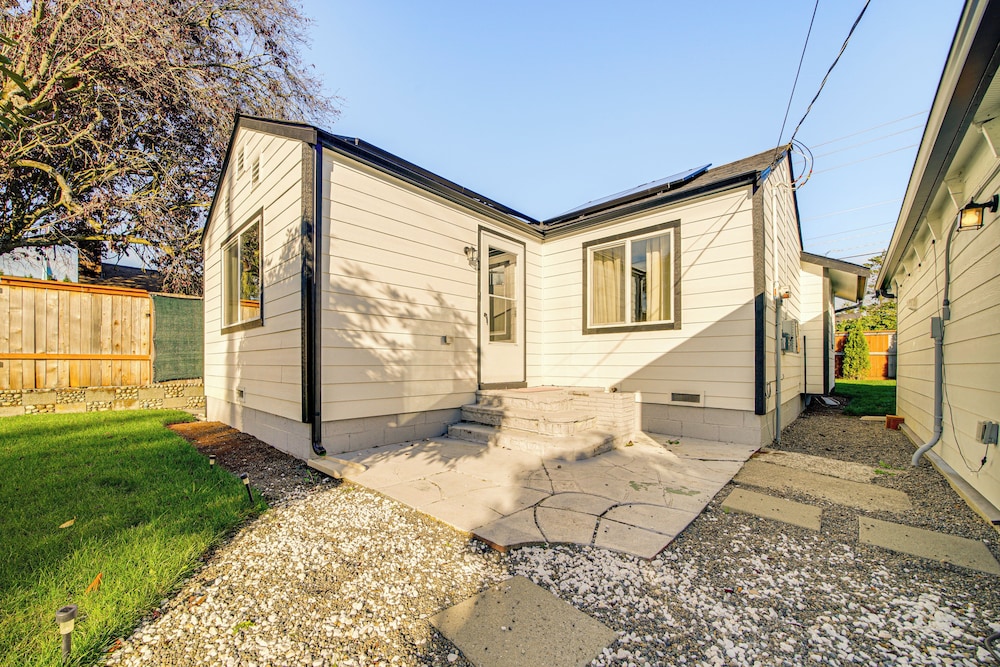 8 Mi to Downtown Seattle: Charming Home w/ Patio