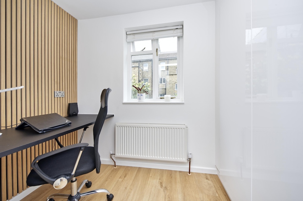 Beautiful Battersea Garden Flat by Underthedoormat