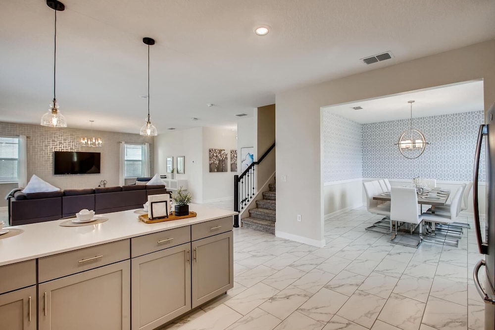 8908 CC - 5BR Luxury Home: Private Pool