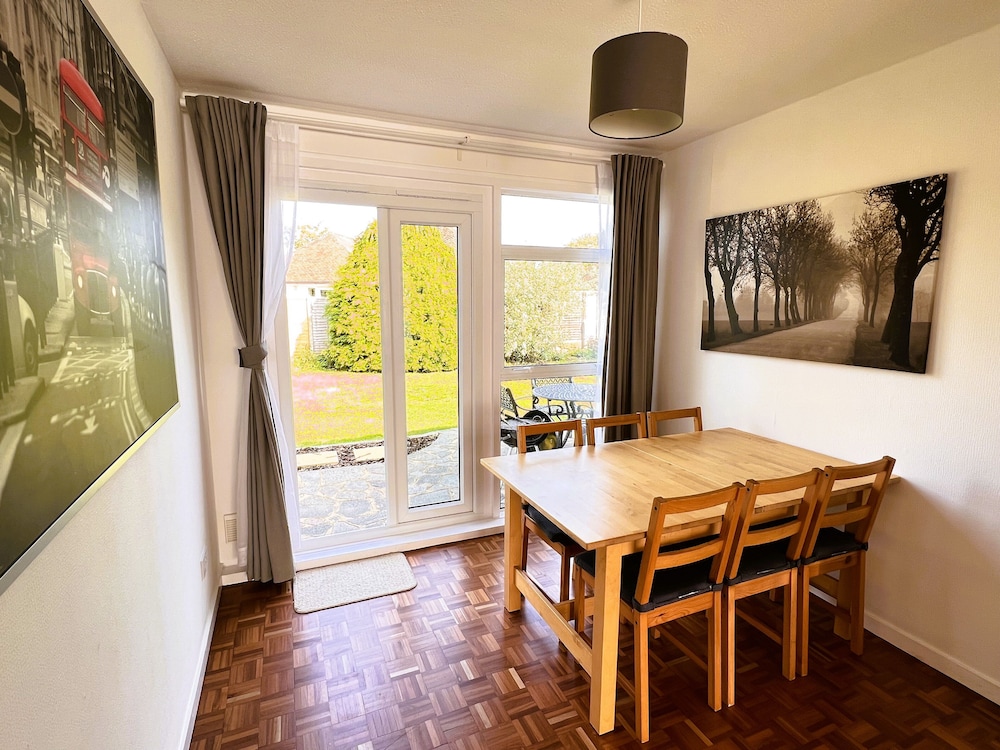 Spacious Family Bungalow With Garden For Up To 7