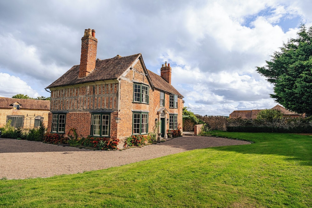 Stunning 4BD Home in Worcestershire