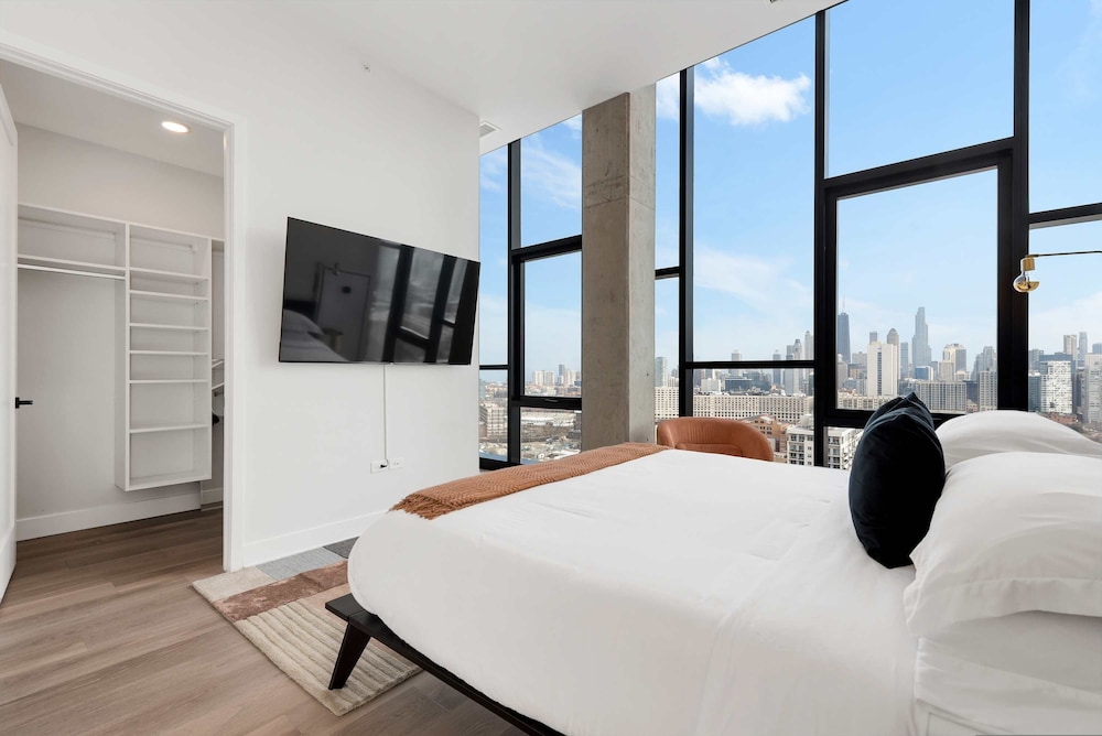 Penthouse Near Fulton Market 3BR Luxury