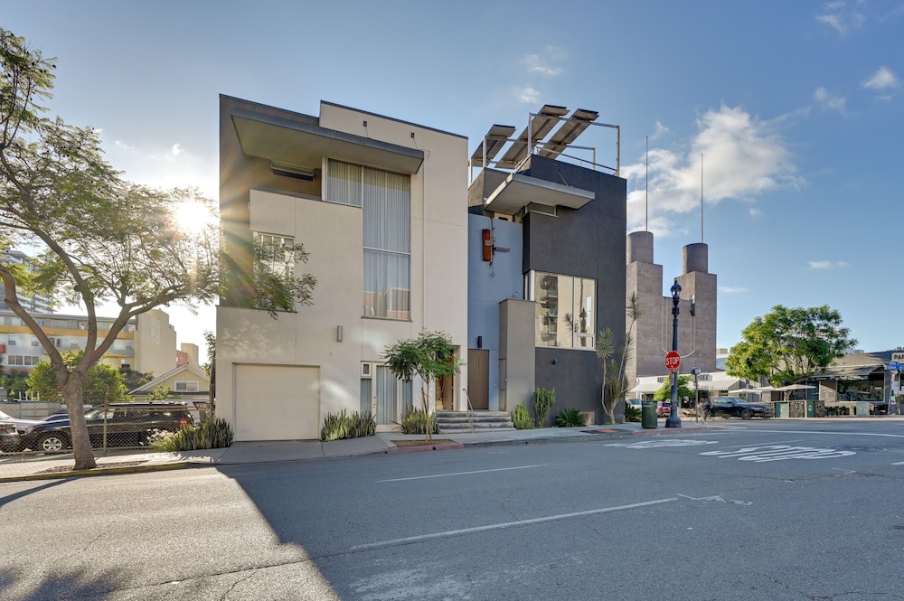 Rooftop w/ Views: Modern Little Italy Townhome view 3
