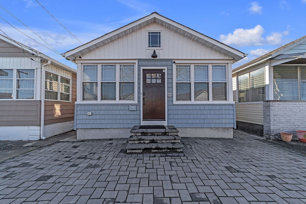 Cozy 3-br Retreat, Four Blocks To Beach & Boardwalk 3 Bedroom Home