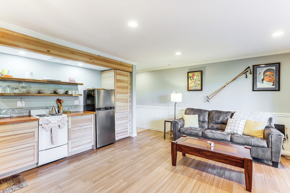 19 Mi to Mt Bachelor Ski Resort: Condo w/ Grill