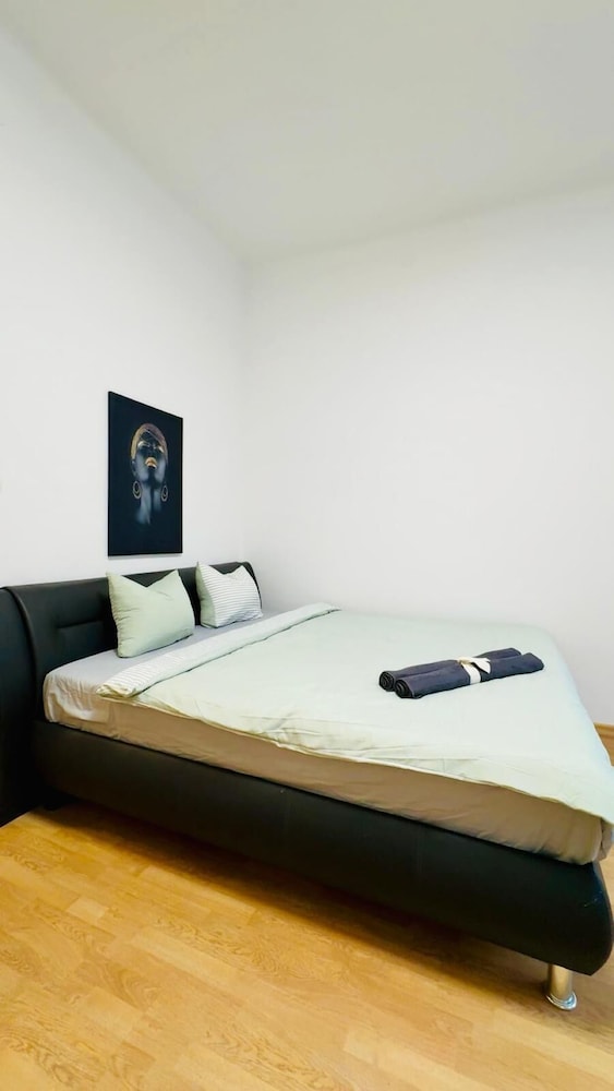 Lovely 2BR for 5 Peaceful Central Stay
