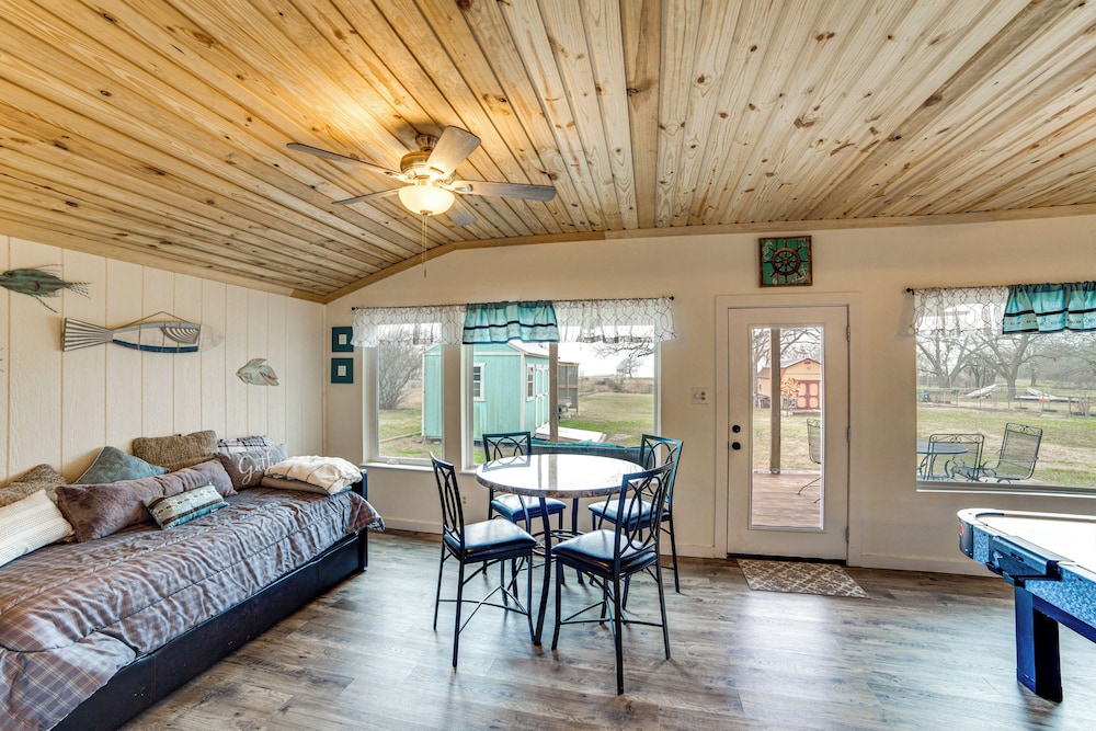 Waterfront Lake Tawakoni Home w/ Yard & Fire Pit