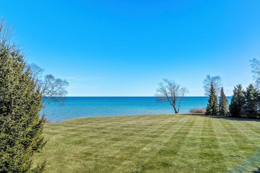 Lake Michigan Gem: Private Beach & Game Room
