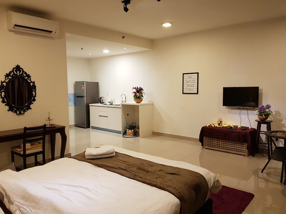Euzmo Residences at Trefoil photo 6