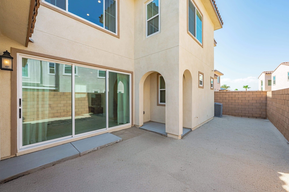 Stylish 3BR Oasis in Palm Desert Near El Paseo Zoo