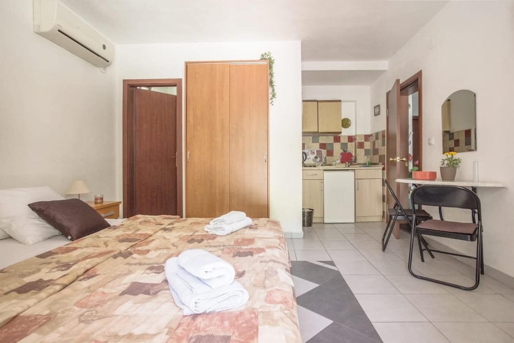 Sleek Studio Flat With Balcony Near Beach in Tivat photo 3