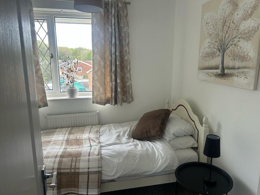 Family & Group Stay 3 Bedroom Swansea Home