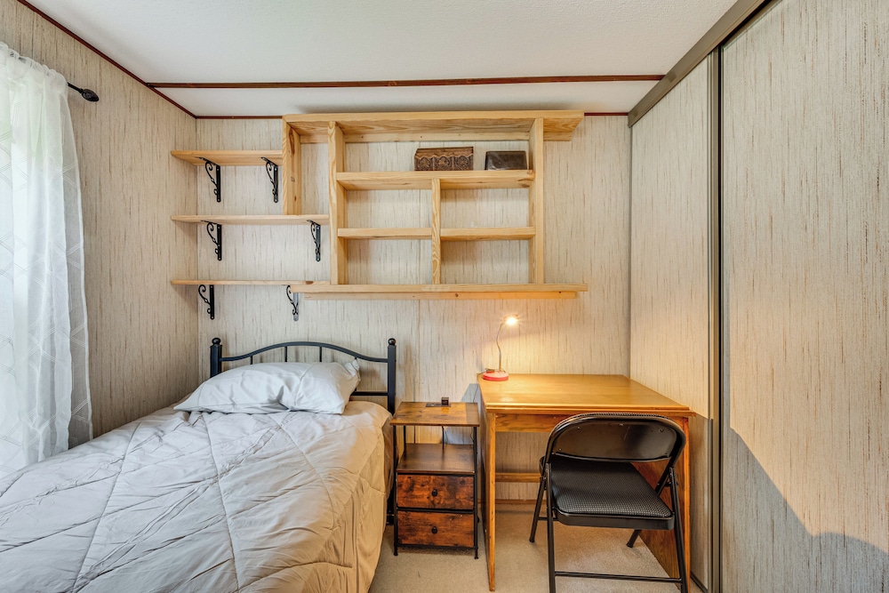 3 Mi to Badin Lake: Quiet New London Retreat