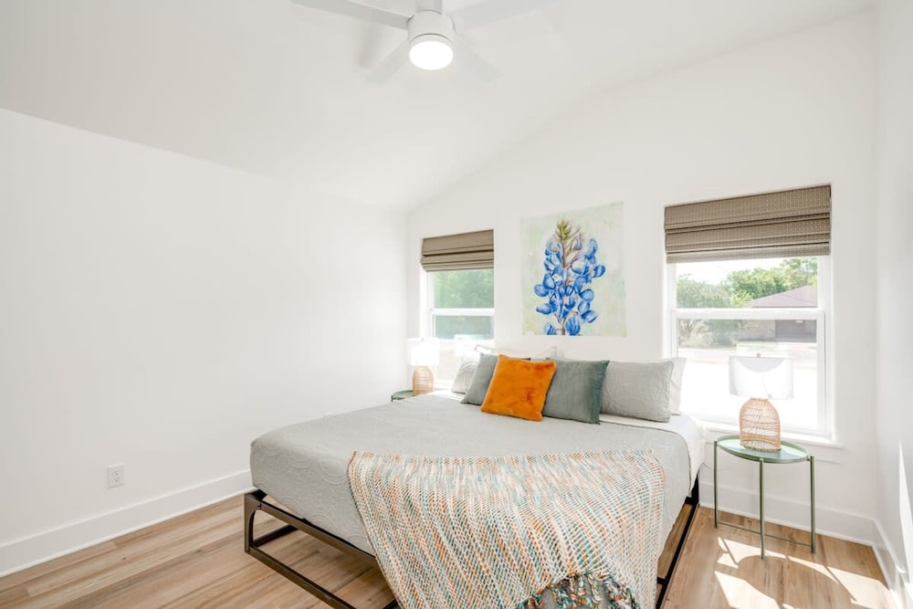 Modern 3 2 two Kings hot tub Fire pit 16min to Wine Trail Nearby Pickleball Courts Pools