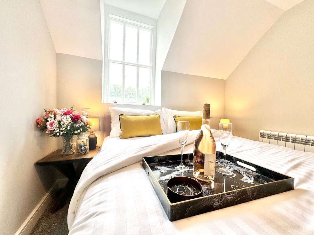 Cottage - Sleeps 2 - Pet Friendly - Parking