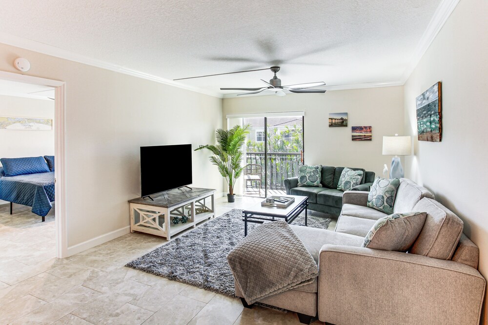 8 Mi to Beach: Modern Condo in Fort Myers!