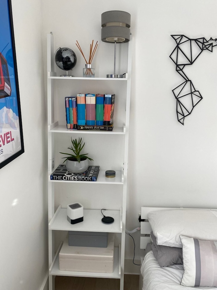 Tasteful 2BD Flat W/open Plan Living - Blackheath!