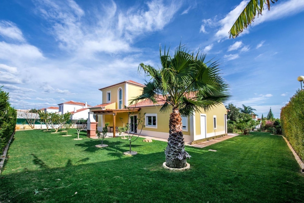 Amapola in Quelfes With 4 Bedrooms and 4 Bathrooms
