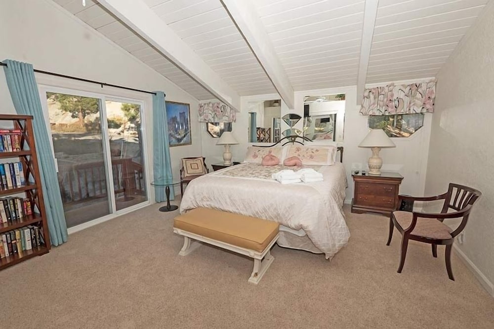 4192 Saddle Road 5 Bedroom Home by RedAwning