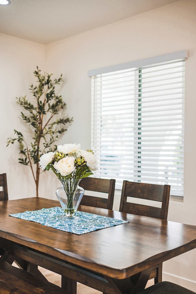 Not Affected by the Fire/spacious Modern Retreat w Luxury Amenities & Style