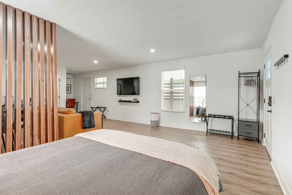 Stylish Lakeland Studio w/ Workspace