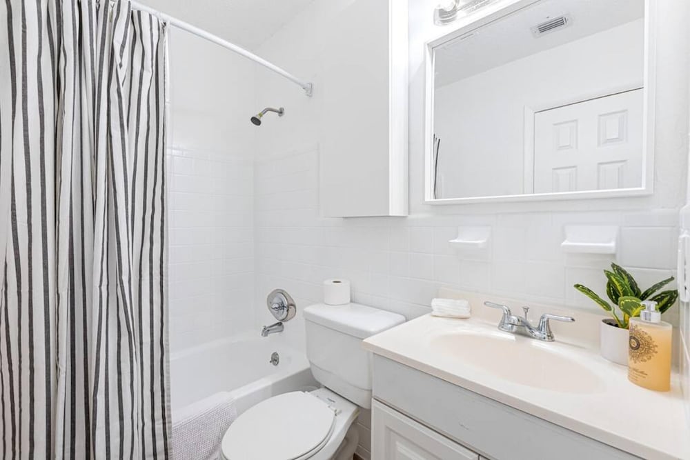 Musicians Lounge - 2 BR With Parking Asssigned