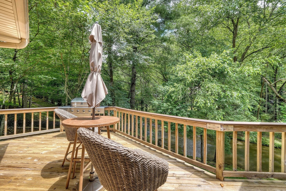 5 Mi to Dtwn Hiawassee: Creek-front Home w/ Deck