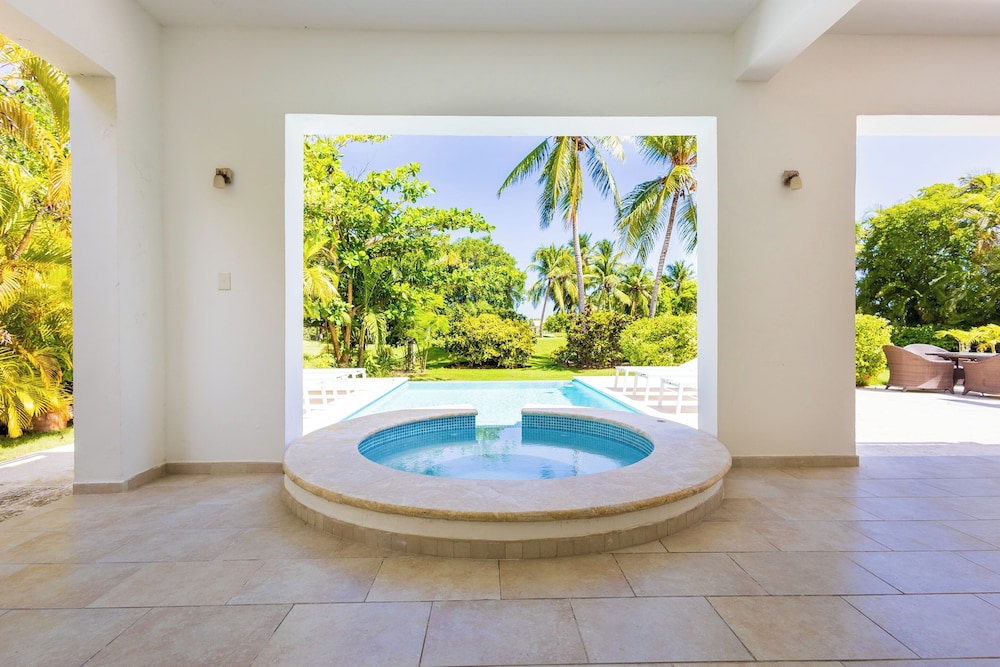 Villa Buganvilla 252 - 4BR Pool Jacuzzi Golf