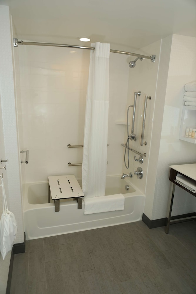 Burlington Vacations - Hampton Inn  Suites Burlington - Property Image 7