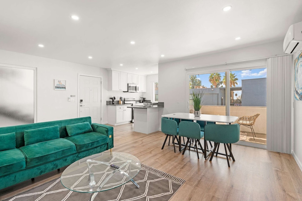 Foothills Oasis w Private Balcony Free Parking 3